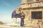 Com o Haroldo e o Marcelo, em frente ao refúgio da pista de esqui mais alta do mundo, aos 5.300 m de altitude, no monte Chacaltaya, perto de La Paz, na Bolívia (viagem de Julho de 1990)